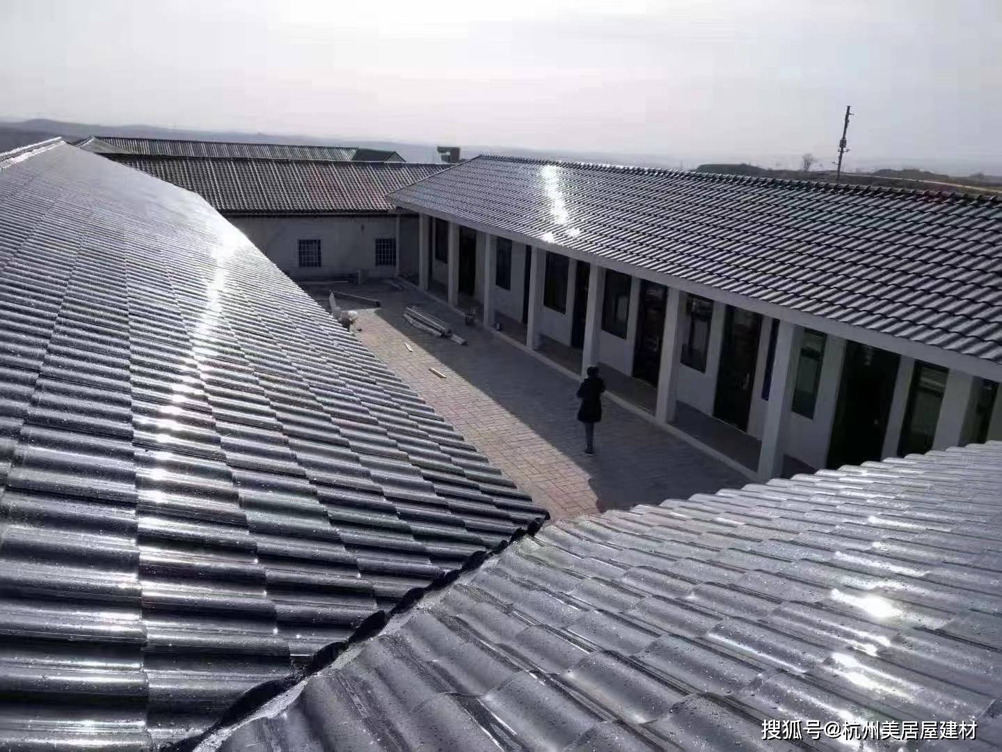美學(xué)光伏屋頂 太陽能發(fā)電瓦的建材優(yōu)勢(shì)與技術(shù)應(yīng)用